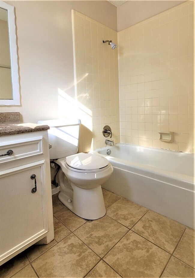 Building Photo - Fabulous home in lovely, convenient neighborhood