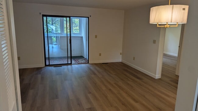 Building Photo - Recently renovated 1st floor condo for ren...