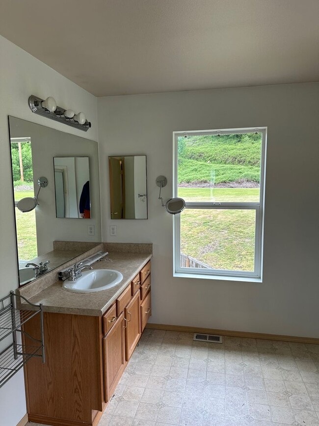 Building Photo - Charming 3 beds 2.5 bath house in Bothell!
