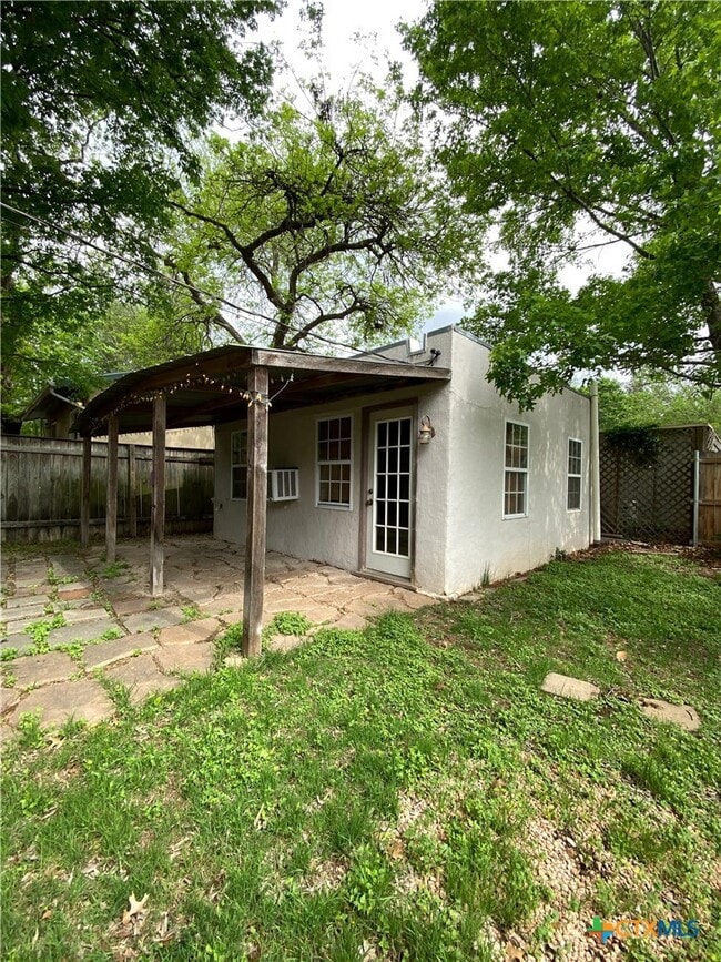 Building Photo - 1030 Cole Ave