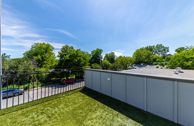 Building Photo - 2014 E 9th St