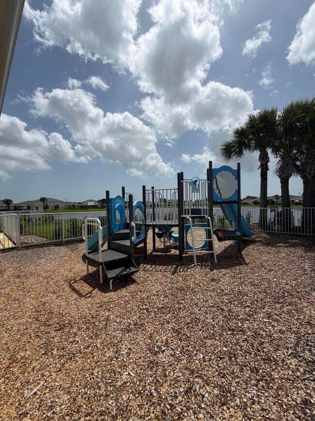 Building Photo - 812 Persimmon Pl