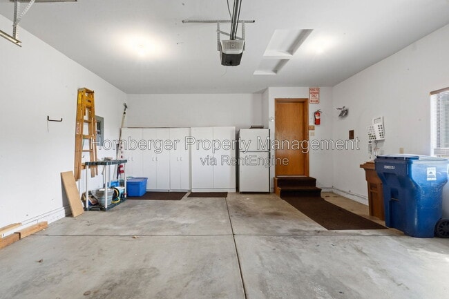 Building Photo - 9811 N Comanche Dr