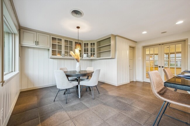 Building Photo - 9813 Pine Lake Dr