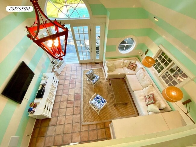 Building Photo - 20 Quogue St