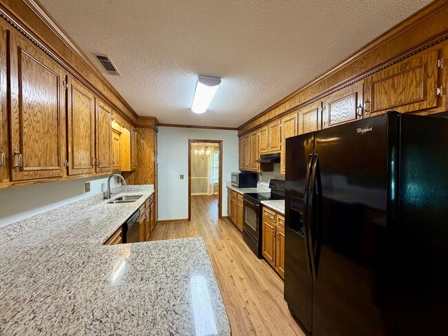 Building Photo - Fabulous Home Near Alice Drive!