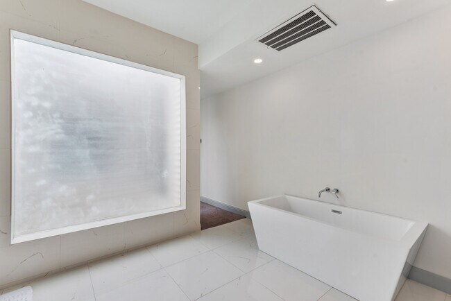 Building Photo - 1022 Forest Home Dr