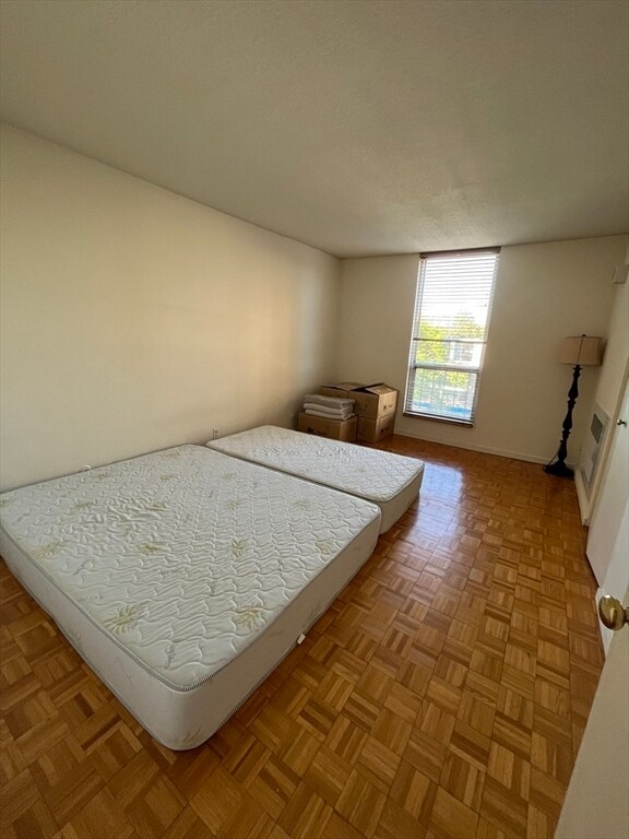 Building Photo - 33 Pond Ave