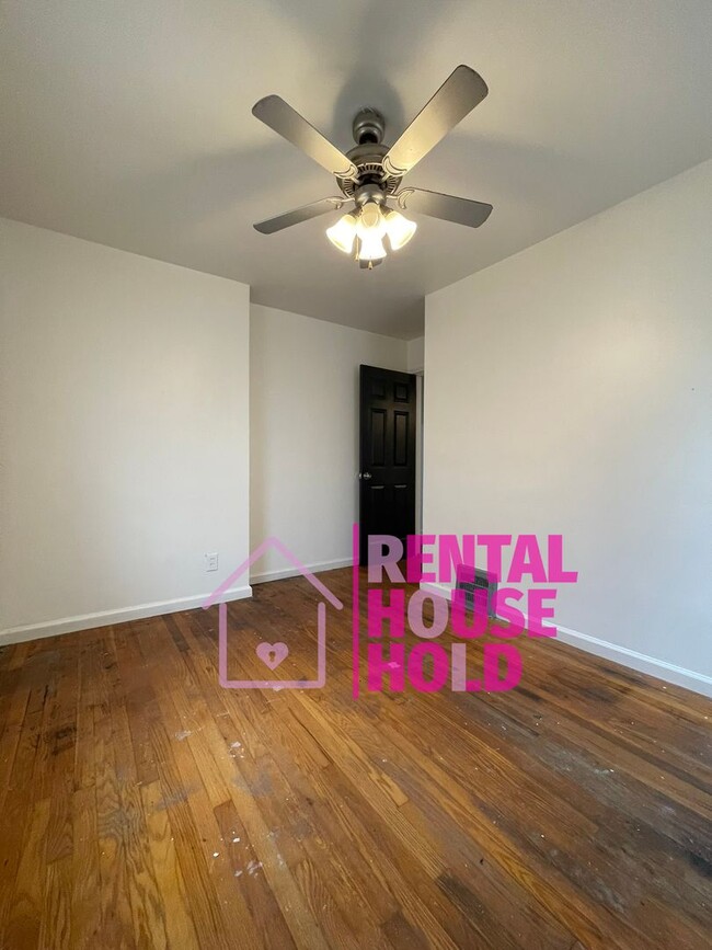 Building Photo - ~ 3 BEDROOM 1 BATH BUNGALOW FREE PRE-SCREEN