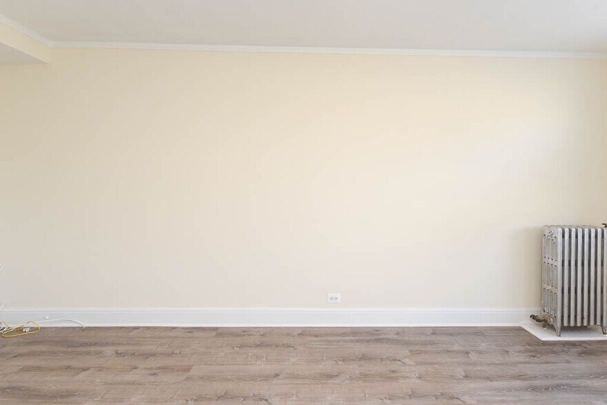 Building Photo - 3327 W Diversey Ave