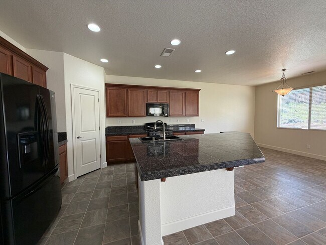 Building Photo - Spacious 4 Bedroom, 2.5 Bath in North Valleys