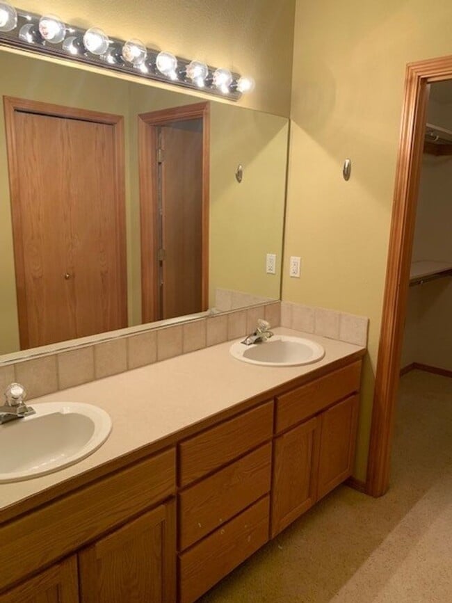 Building Photo - Leasing Special! 3 Bedroom House on Quarter Acre!