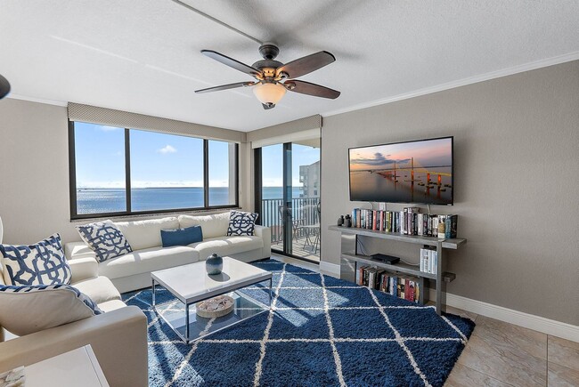 Building Photo - Spacious Waterfront 2/2 condo - Furn. or U...