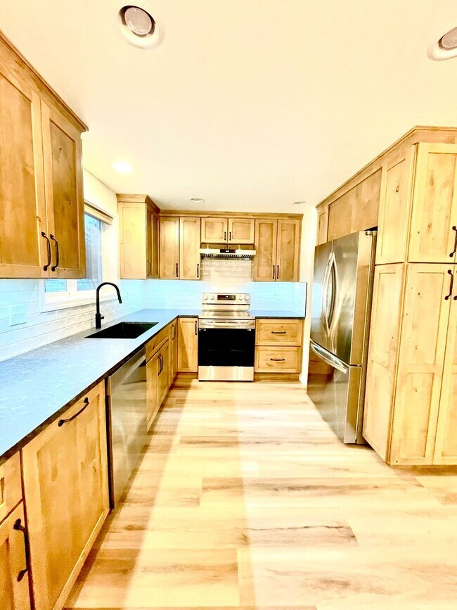 Building Photo - Stunning Riverfront Home in Sun Country