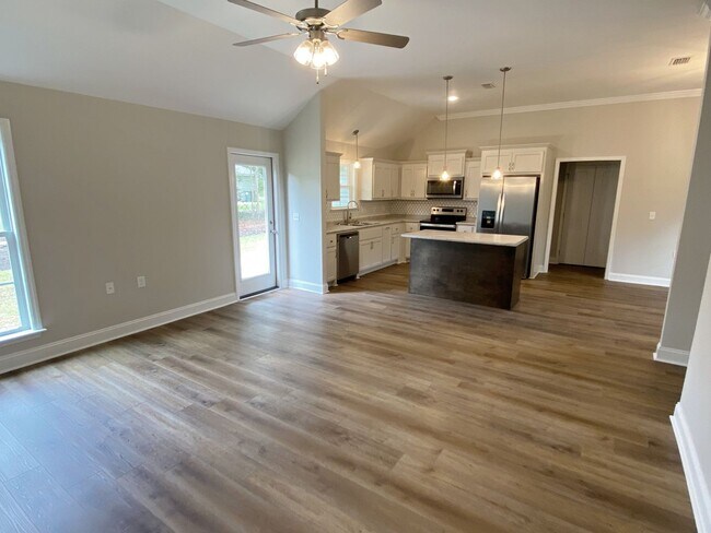 Building Photo - Modern 4-Bedroom Home with Fenced Yard Near Moody AFB