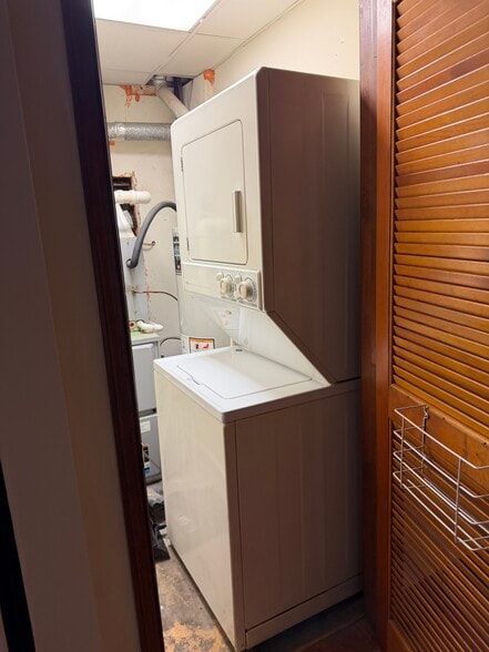 washer/dryer in utility closet - 507 Catharine St