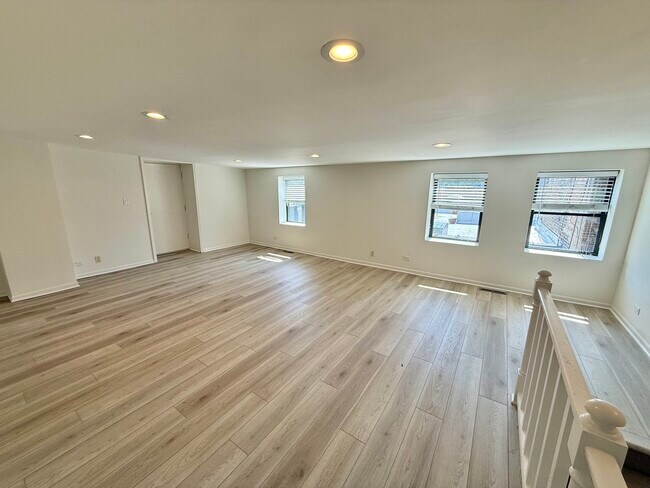 Building Photo - 937 W Armitage Ave