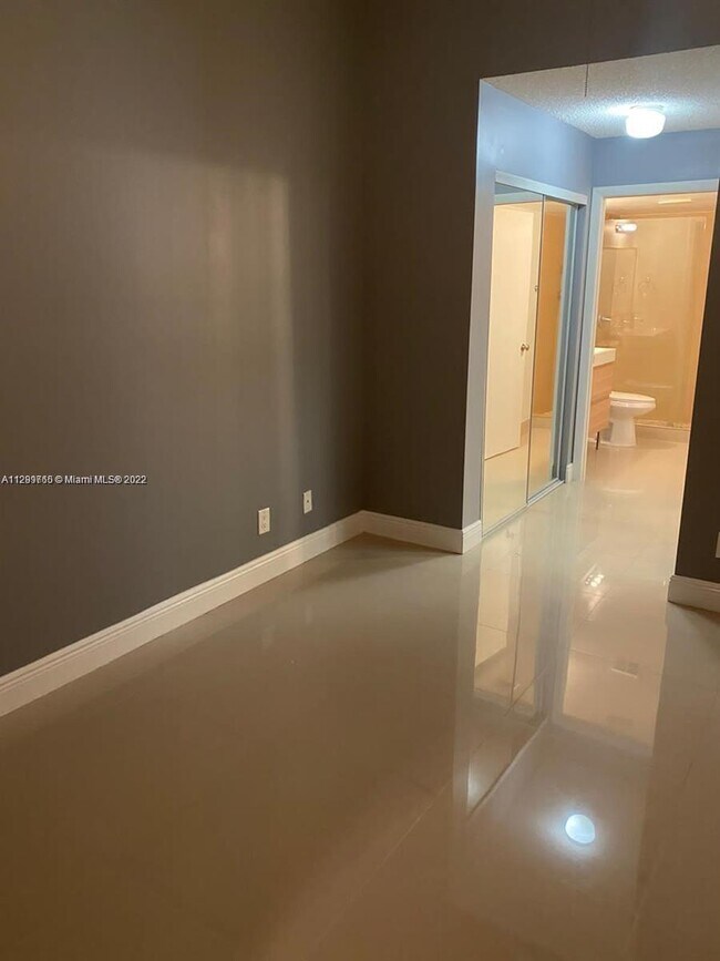 Building Photo - 570 S Park Rd