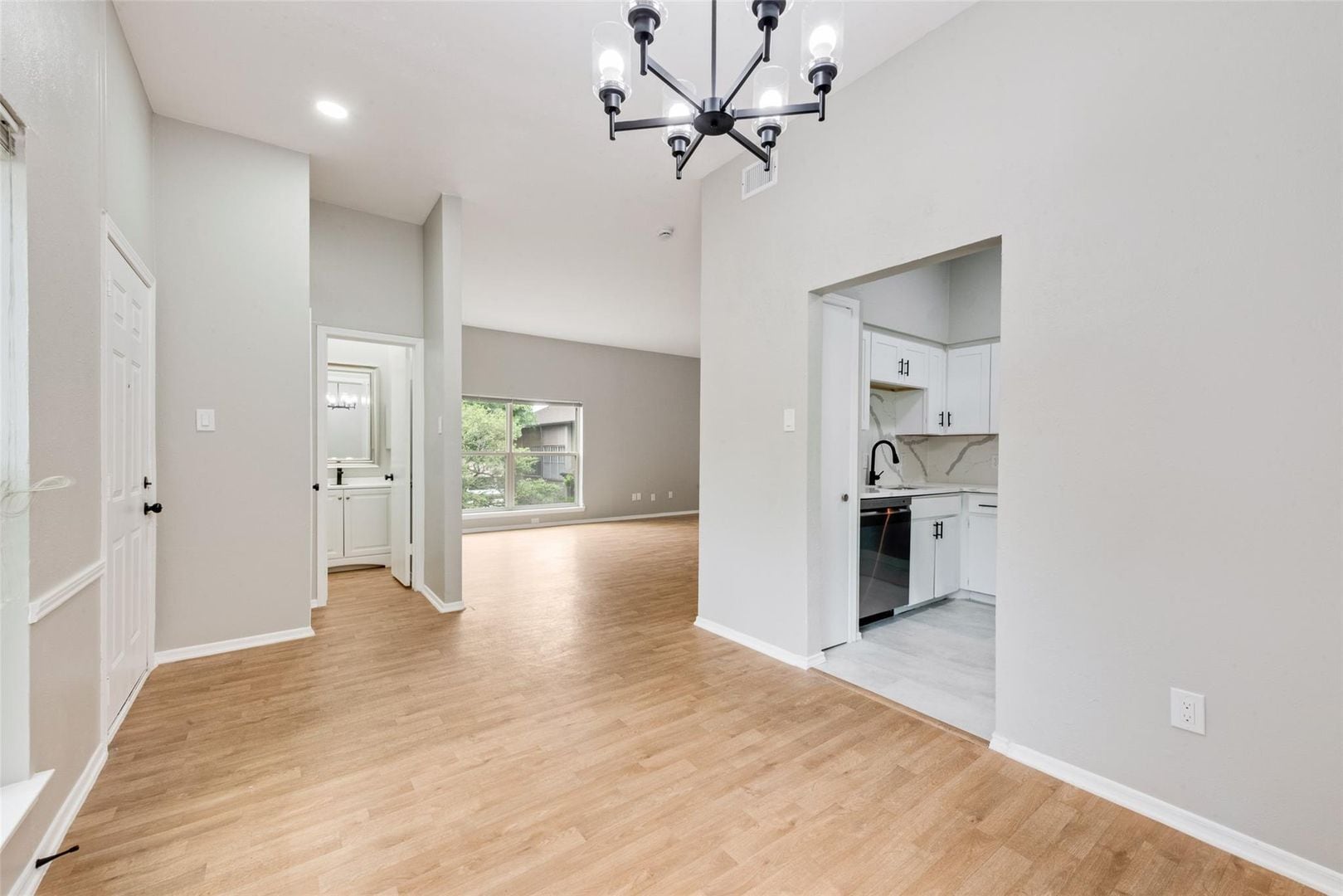 Building Photo - 10406 High Hollows Dr