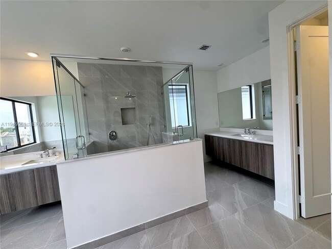 Building Photo - 19749 NE 16th Pl