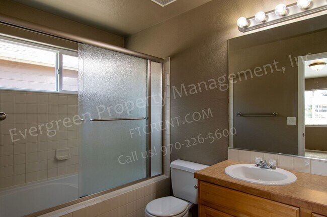 Building Photo - 3 bed, 3 bath Corner Lot in the Maple Hill...