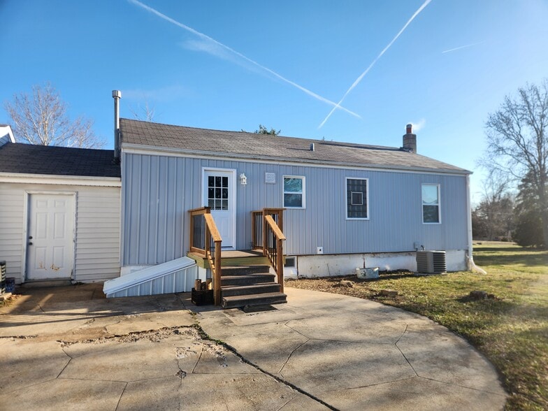 Building Photo - 13131 East Ln