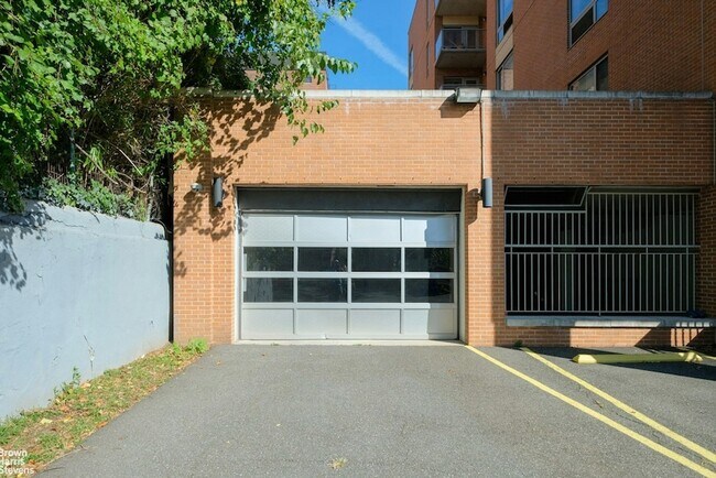 Building Photo - 3585 Greystone Ave