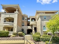 Building Photo - Updated 2BR/2BA Condo with Garage in Prime...