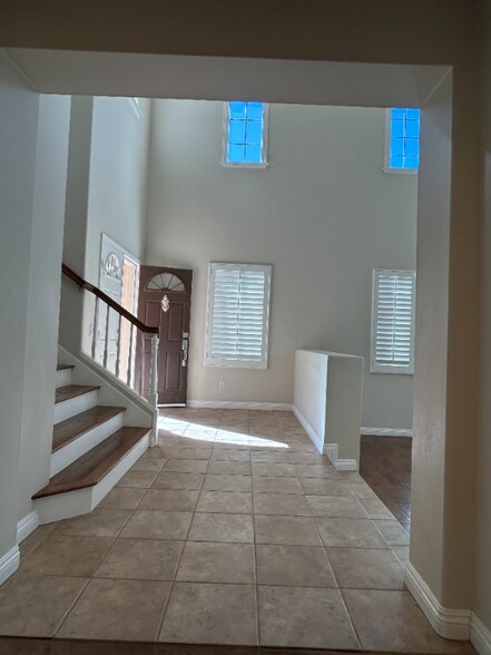 Building Photo - 2027 Warble Ct