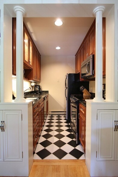Primary Photo - 211 W Newton St