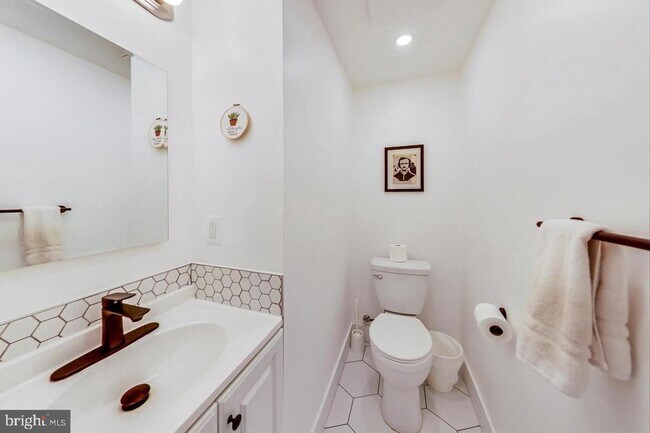 Building Photo - 213 Hawaii Ave NE