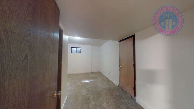 Building Photo - Lake Oswego/ Palisades - Hardwoods, Finished Daylight Basement with Bonus Rooms, Pet Friendly