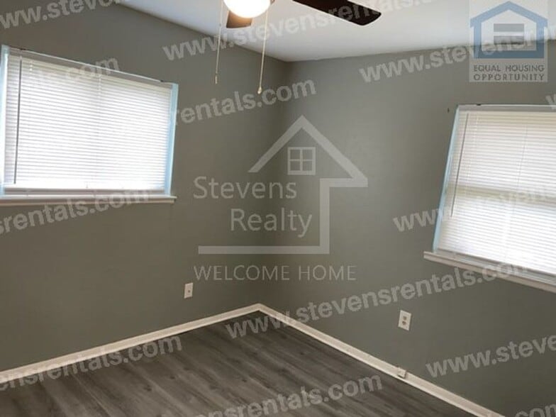 Building Photo - 426 NW Greenmeadow Dr