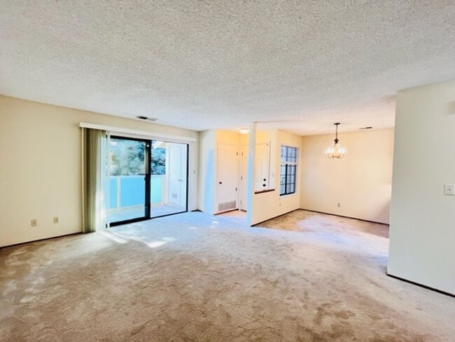 Building Photo - Move-In Ready, 2BD/2BA, Upper-Level, Singl...
