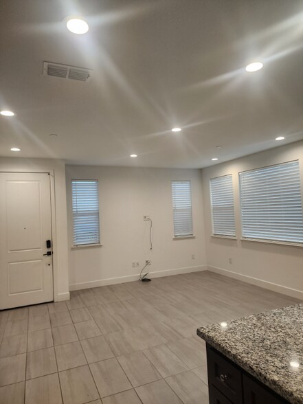 Building Photo - 337 W Phelps Dr