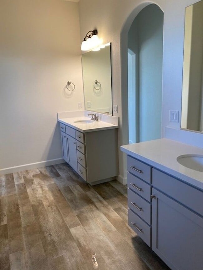 Building Photo - Don't Miss Out On This Beauty!!!
