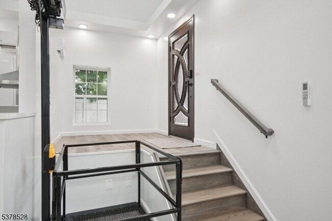 Building Photo - 158 Walnut St