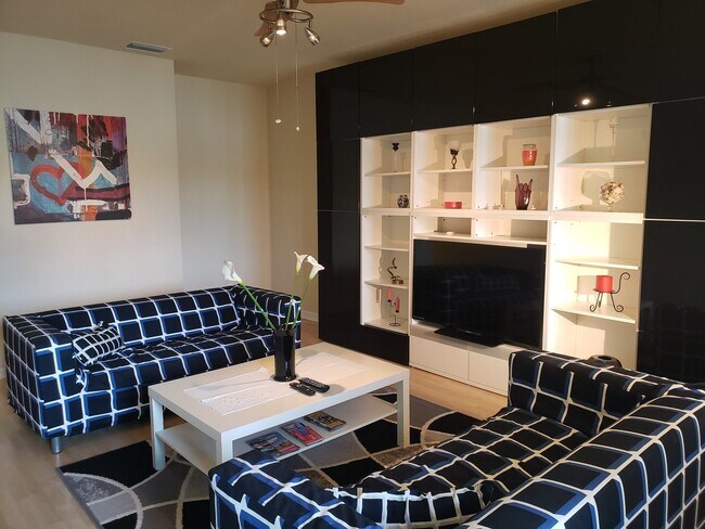 Building Photo - Lakeside Village Townhouse 2 Bedroom  2.5 Bath Available for Short-Term Rental