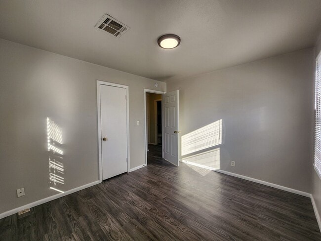 Building Photo - Cute 2 bed 1 bath house with 1 car garage