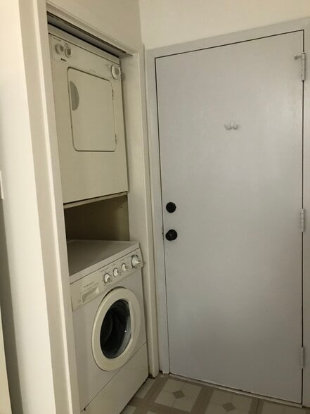 Laundry in unit - 686 Daisy Ln