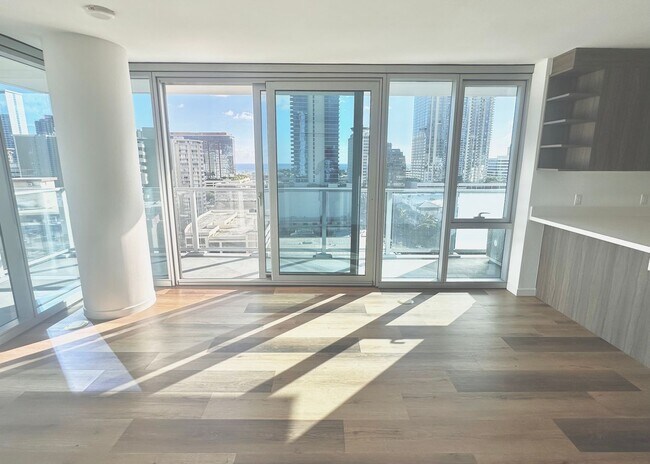 Building Photo - RARELY AVAIL 1 BED/1 BATH/1 PRKG OCEAN VIE...