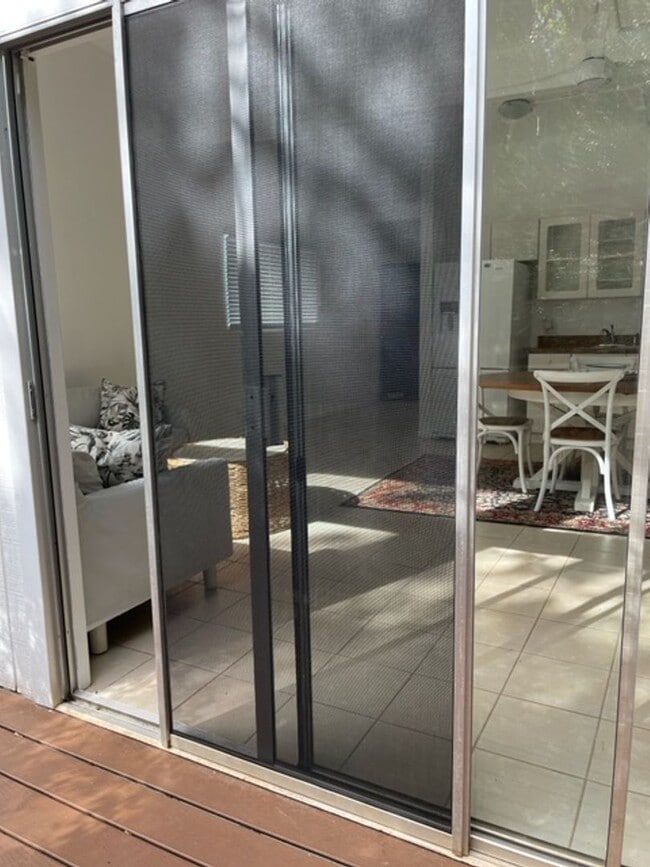 Building Photo - Single Level, Patio, Private W&D, Window A...