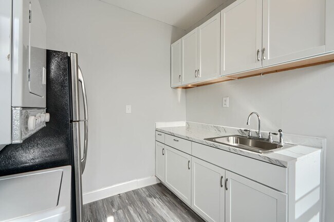 Building Photo - 400 N Hilton St