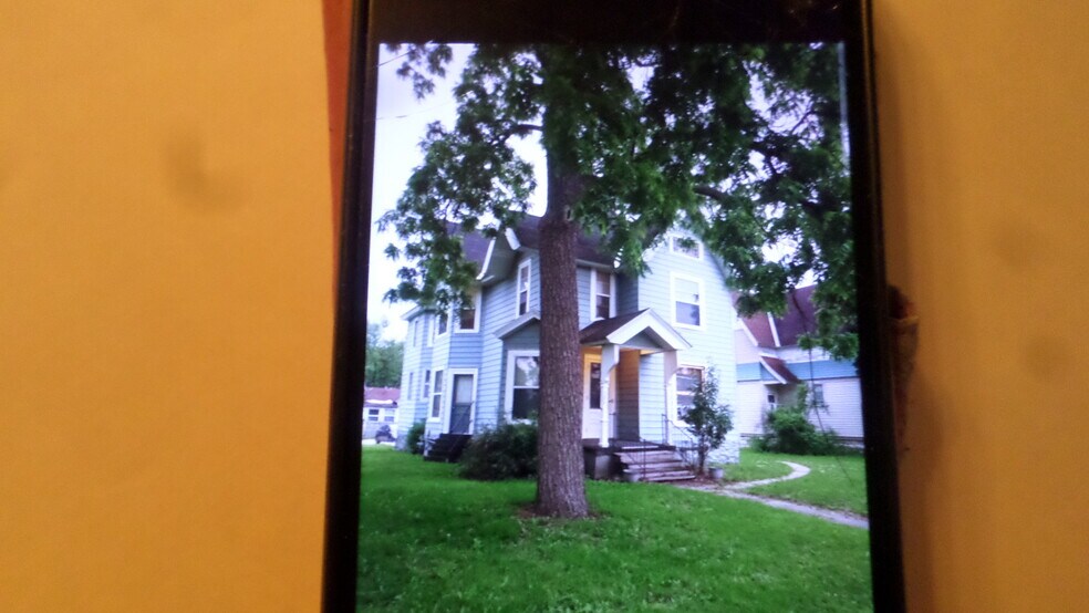 Building Photo - 906 N Grand Ave