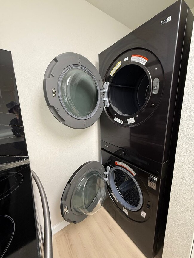 Building Photo - Luna-Liho Towers - Fully renovated, washer/dryer in the unit, AC