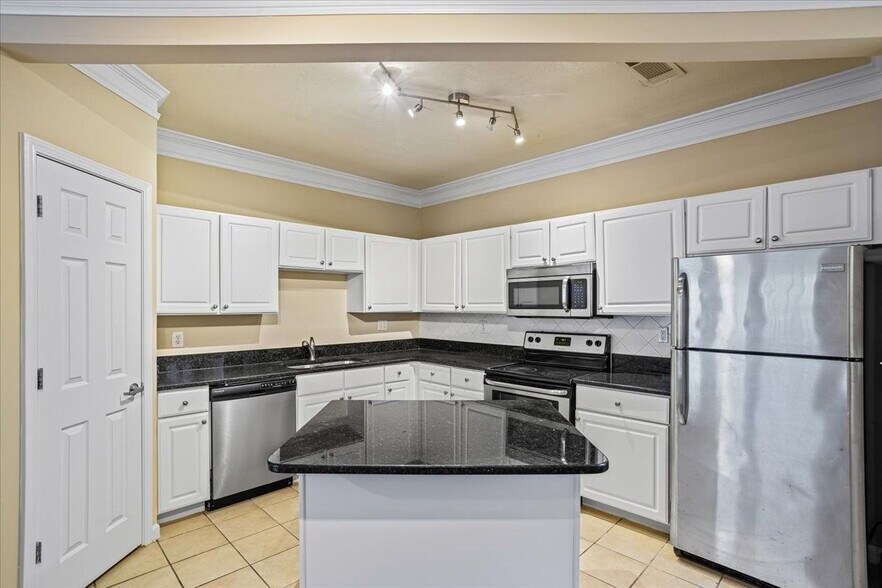 Building Photo - 1850 Cotillion Dr