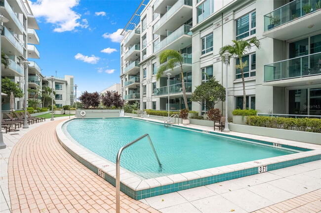 Building Photo - Modern 2 Bed/2 Bath Condo