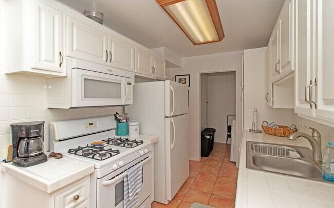 Building Photo - Stunning Saltillo Tiled Single Story Condo in Oceanside!