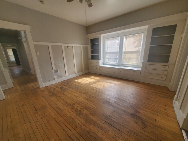 Building Photo - 2bd Unit in 4-plex near Case Western!