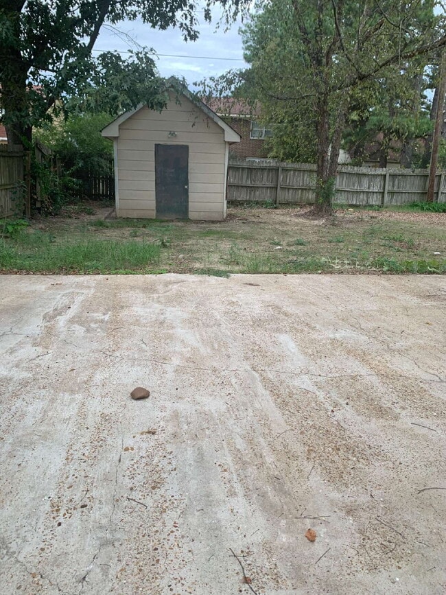 Building Photo - "MOVE IN SPECIAL $575 DEPOSIT AND HALF OFF...